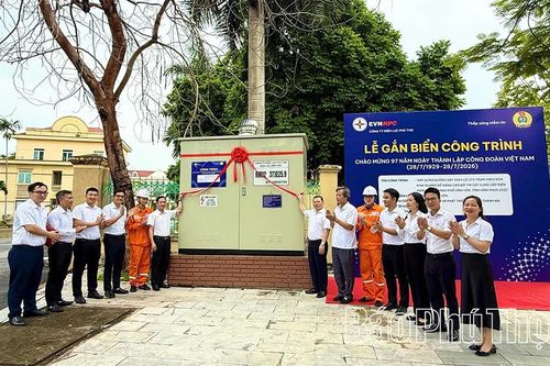 Công ty Điện lực Phú Thọ gắn biển công trình chào mừng 97 năm Ngày thành lập Công đoàn Việt Nam