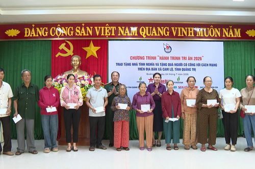 Hội Nhà báo Việt Nam tặng quà gia đình chính sách, người có công ở xã Cam Lộ