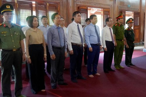 Lãnh đạo tỉnh dâng hương tưởng niệm Chủ tịch Hồ Chí Minh và các anh hùng liệt sĩ