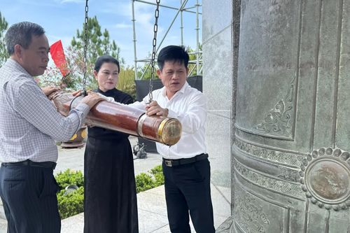 Dâng hương tri ân anh hùng liệt sĩ tại Nghĩa trang liệt sĩ quốc gia Đường 9