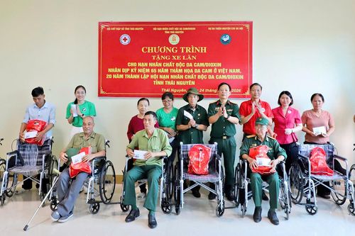 Trao tặng 36 xe lăn cho nạn nhân chất độc da cam/dioxin