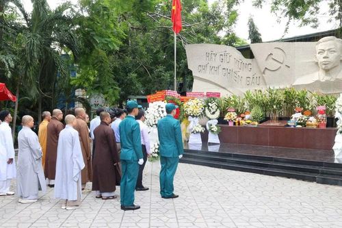 Lãnh đạo phường Bình Thạnh, đại biểu các tôn giáo tưởng niệm anh hùng liệt sĩ tại Công viên Lê Thị Riêng