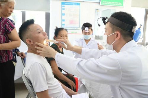 Đưa khám sức khỏe định kỳ đến mọi người dân