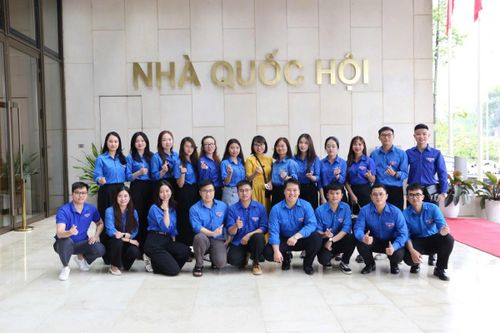Đoàn viên, thanh niên tham quan Tòa nhà Quốc hội, tăng cường giáo dục truyền thống