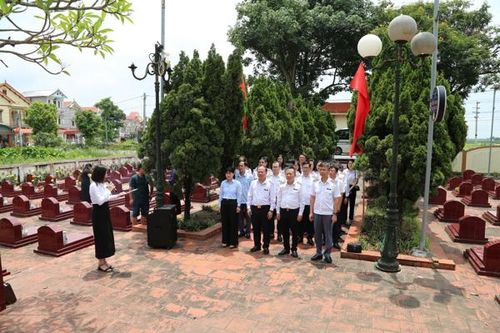 Trường Đào tạo và Bồi dưỡng nghiệp vụ kiểm toán dâng hương tri ân các Anh hùng liệt sĩ