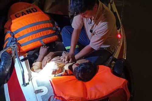 14 phút giành giật sự sống dưới cầu Hóa An, cứu người đàn ông quê Thanh Hóa nhảy cầu