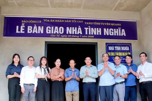 Báo Công lý và TAND tỉnh Tuyên Quang bàn giao nhà tình nghĩa cho 2 gia đình khó khăn ở xã Cán Tỷ