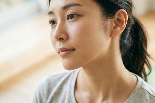 6 bài tập yoga mặt giúp làm săn chắc đường viền hàm