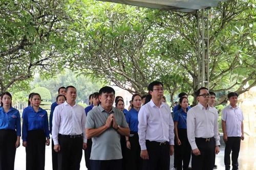 Đoàn công tác Ủy ban Trung ương MTTQ Việt Nam thăm, tặng quà gia đình chính sách tỉnh Điện Biên