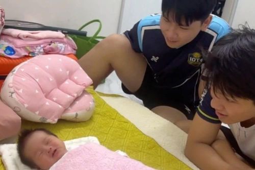 Hai anh trai ngồi ngắm em gái mới sinh cả ngày