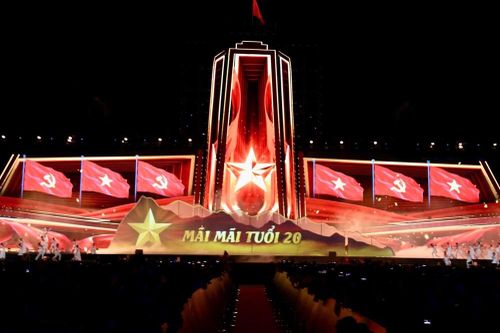 Quảng Ninh: Sâu lắng chương trình nghệ thuật đặc biệt 'Mãi mãi tuổi 20'