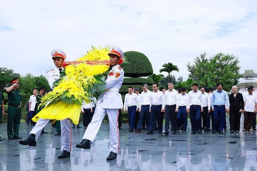 Thủ tướng dâng hương tưởng niệm các Anh hùng liệt sĩ tại Điện Biên