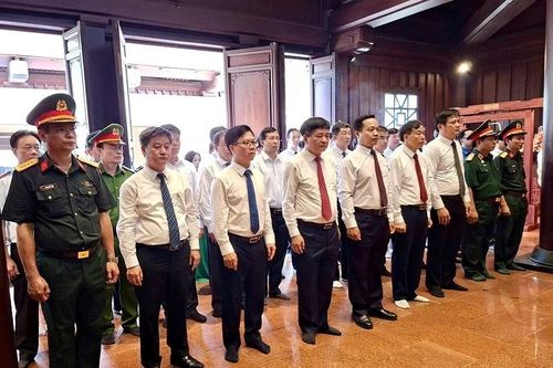 Điện Biên dâng hương, viếng các Anh hùng, liệt sĩ nhân kỷ niệm 79 năm Ngày Thương binh-Liệt sĩ