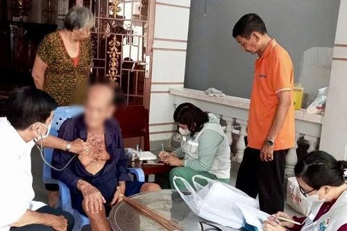 Thành phố Hồ Chí Minh đưa khám sức khỏe đến tận nhà người dân yếu thế