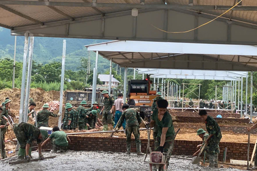 Gần 250 cán bộ, chiến sĩ tích cực tham gia xây dựng khu tái định cư cho người dân xã Mường Than