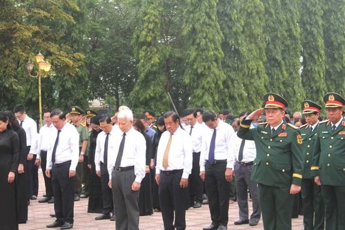 Dâng hương tưởng niệm các Anh hùng liệt sĩ tại Chốt chặn Tàu Ô