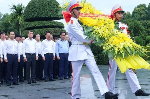 Thủ tướng Lê Minh Hưng tưởng niệm Chủ tịch Hồ Chí Minh, Đại tướng Võ Nguyên Giáp và các Anh hùng liệt sĩ tại Điện Biên Phủ