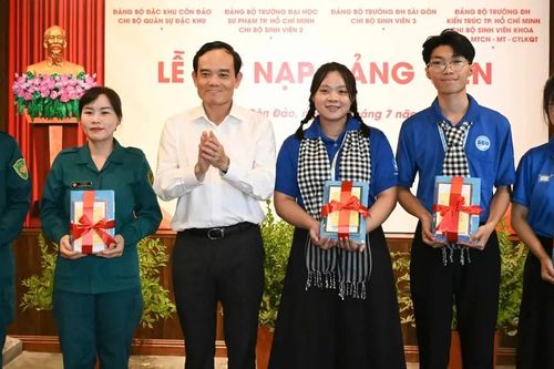 Bí thư Thành ủy TPHCM Trần Lưu Quang dự lễ kết nạp Đảng tại Côn Đảo
