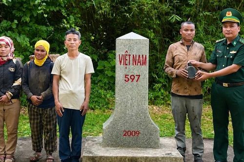 Tiếp nhận di vật và thông tin nghi khu mộ tập thể Bộ đội Trường Sơn
