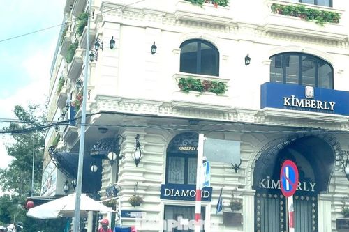 Tin mới việc cửa hàng kim cương nổi tiếng Cần Thơ 'cửa đóng then cài'