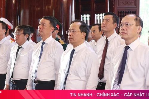 Lãnh đạo Hà Tĩnh dâng hương tưởng niệm Chủ tịch Hồ Chí Minh và các anh hùng liệt sĩ