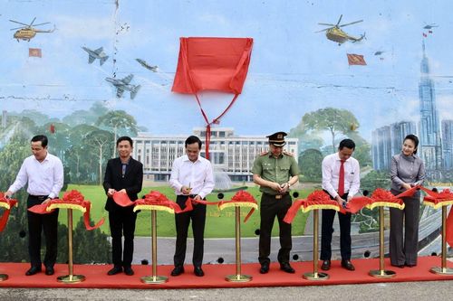 Khánh thành công trình bích họa 'Việt Nam tươi đẹp' tại Côn Đảo