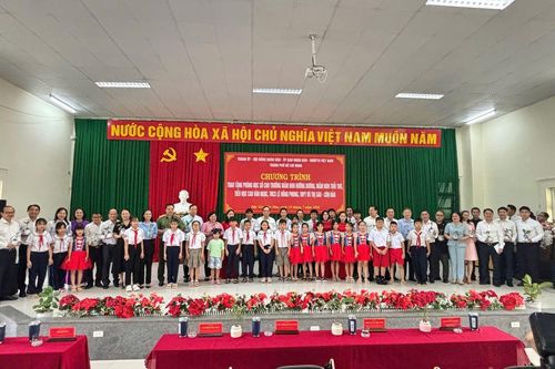Trao tặng phòng học số cho các trường tại Côn Đảo