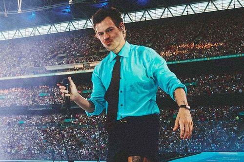 Vỉa hè sụt lún, xe cảnh sát lật ngay trước concert của Harry Styles