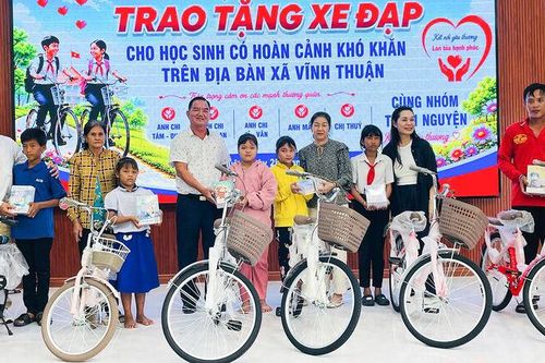 Xã Vĩnh Thuận trao 10 xe đạp cho học sinh khó khăn trước năm học mới