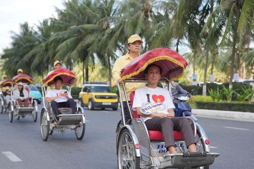 Tăng nhận diện thương hiệu Đà Nẵng qua đồng phục đội xe xích lô du lịch