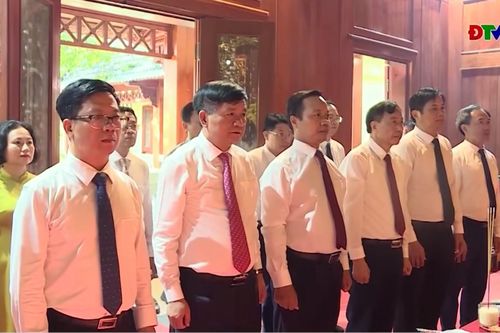 Tỉnh Ủy - HĐND - UBND - Ủy ban MTTQ Việt Nam tỉnh Điện Biên dâng hương tri ân các anh hùng liệt sĩ