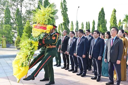 Lãnh đạo tỉnh Khánh Hòa dâng hương viếng các anh hùng, liệt sĩ