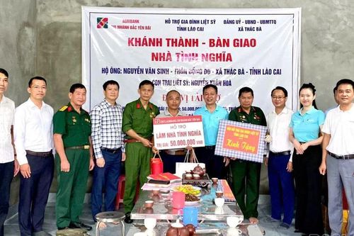Bàn giao 2 căn nhà tình nghĩa cho thân nhân liệt sĩ ở xã Thác Bà