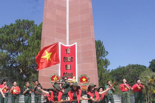 Hát bên tượng đài liệt sĩ
