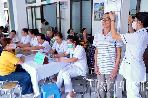 Hơn 200 người cao tuổi phường Hòa Bình được khám sức khỏe miễn phí
