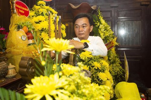 Dâng hương, thả hoa đăng tri ân anh hùng liệt sĩ và chiếu phim điện ảnh cách mạng