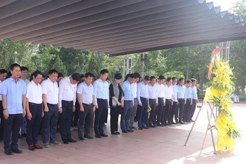 Đồng chí Bộ trưởng Bộ Y tế tri ân các anh hùng liệt sĩ và gia đình chính sách