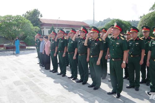 Bộ Chỉ huy Quân sự tỉnh dâng hương tại Nghĩa trang Liệt sĩ Bắc Kạn