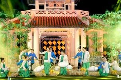 Kể chuyện về bún bò Huế qua show diễn nghệ thuật