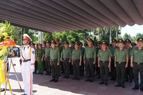 Đoàn công tác Bộ Công an dâng hương tri ân các Anh hùng liệt sĩ và tặng quà các gia đình chính sách tại tỉnh Quảng Trị