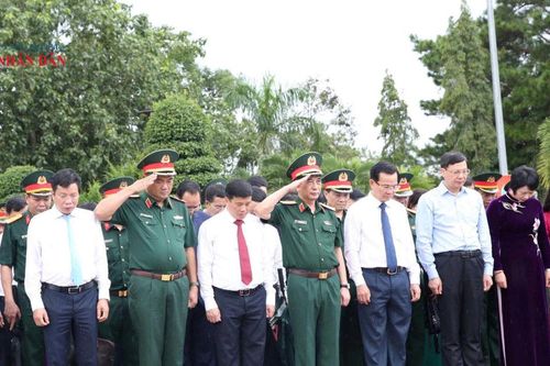 Phó Thủ tướng Phan Văn Giang dâng hương tri ân các Anh hùng liệt sĩ tại Lâm Đồng