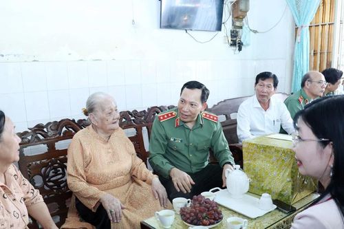 Đoàn đại biểu Bộ Công an tri ân ngày Thương binh – Liệt sĩ tại An Giang