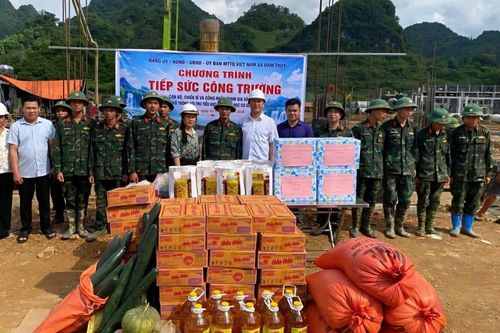 Xã Đàm Thủy thăm, tặng quà lực lượng thi công Trường Phổ thông nội trú liên cấp