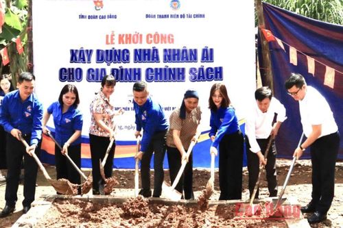 Chương trình 'Thắp sáng biên cương - Lan tỏa nghĩa tình' tại xã Quang Trung