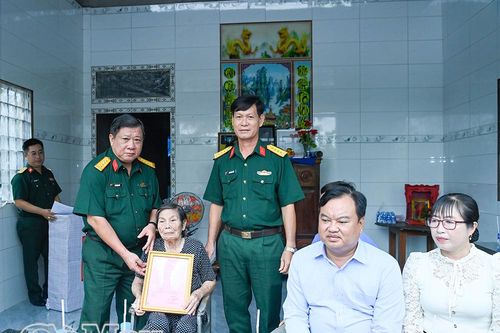 Trao nhà tình nghĩa, tri ân thân nhân liệt sĩ