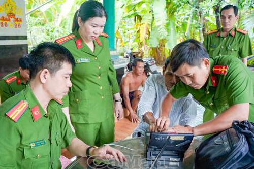 Người dân xúc động khi công an đến tận nhà làm thủ tục cấp căn cước