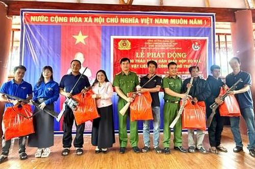 Đồng bào Xơ Đăng mang súng tự chế, hung khí đi đổi lấy quà, nhu yếu phẩm