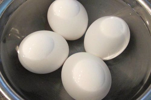 Có nên ngâm trứng vào nước lạnh sau khi luộc?