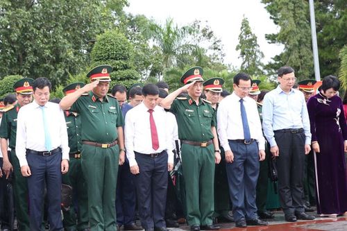 Đại tướng Phan Văn Giang dâng hương tri ân các Anh hùng liệt sĩ tại Nghĩa trang liệt sĩ Đắk Nông