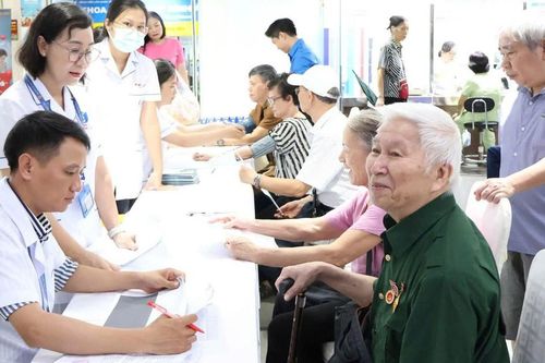 Khám sức khỏe miễn phí cho 100 người cao tuổi diện chính sách nhân Ngày Thương binh - Liệt sĩ
